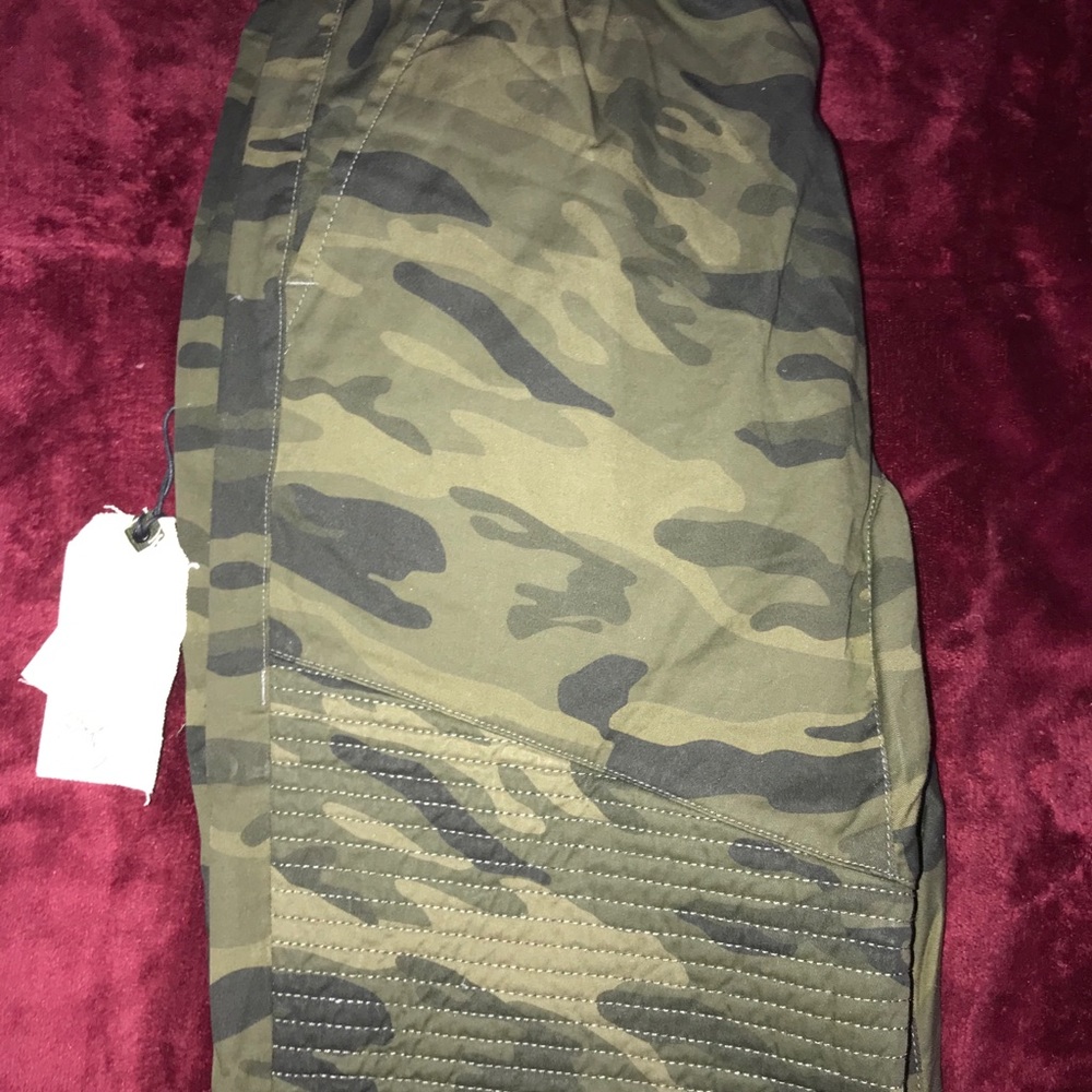 Men’s camo jogger pants
